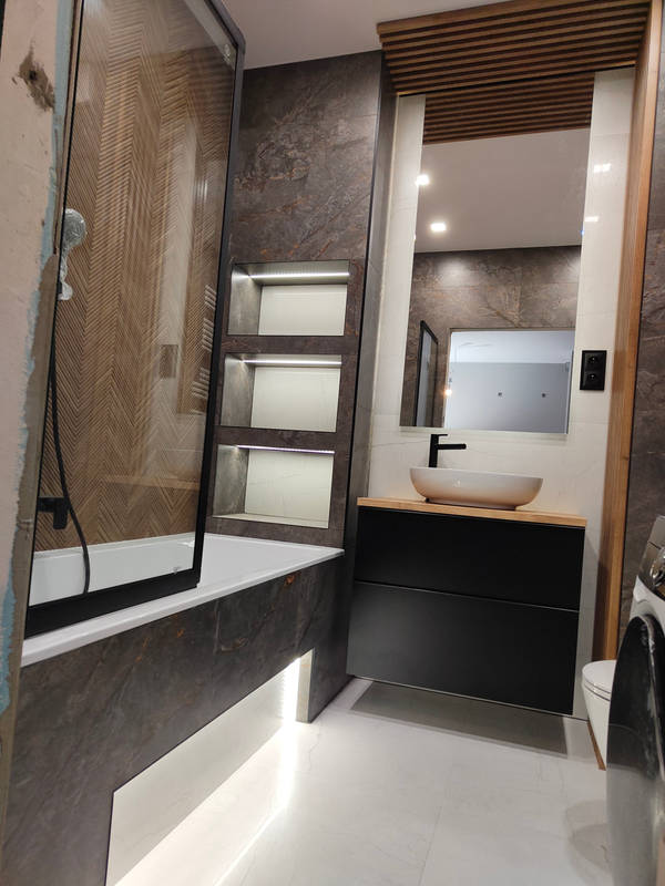 Łazienka z wanną - drewno i kamień